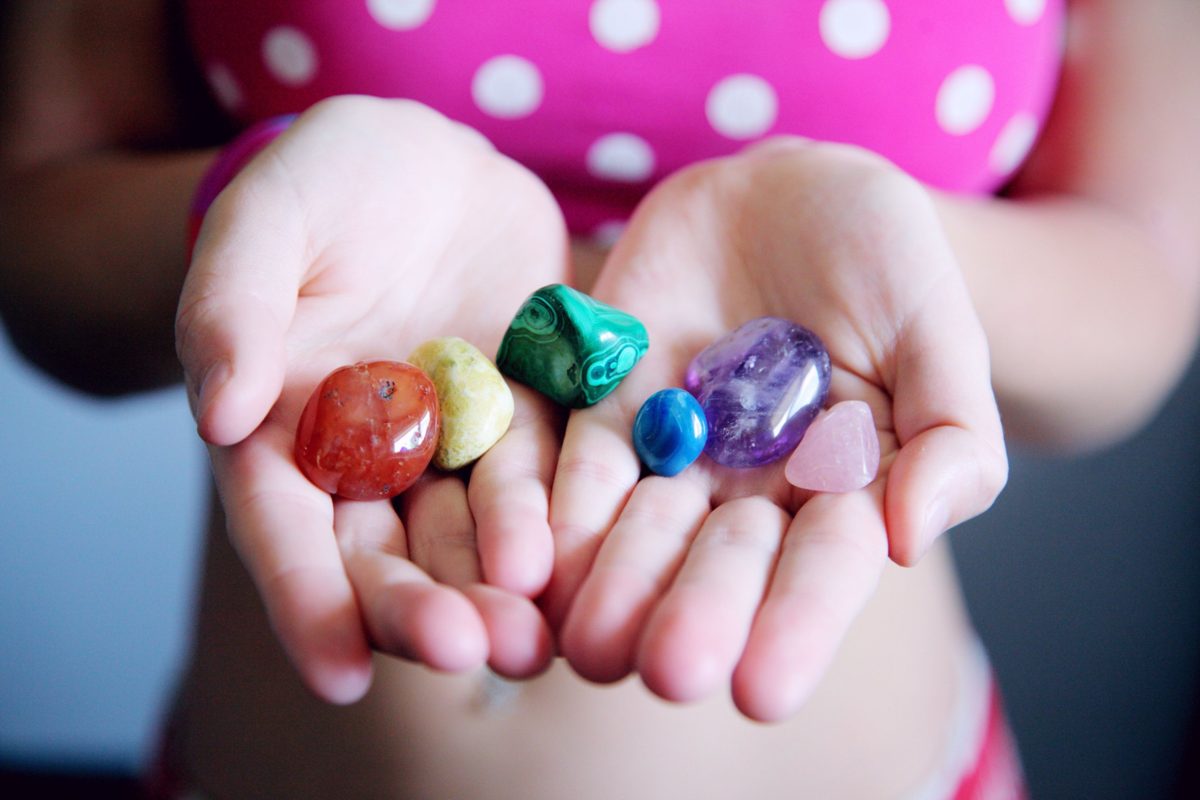 Annuaire holistique 3 Rééquilibrer ses chakras : pierres aux couleurs des 7 chakras dans les mains